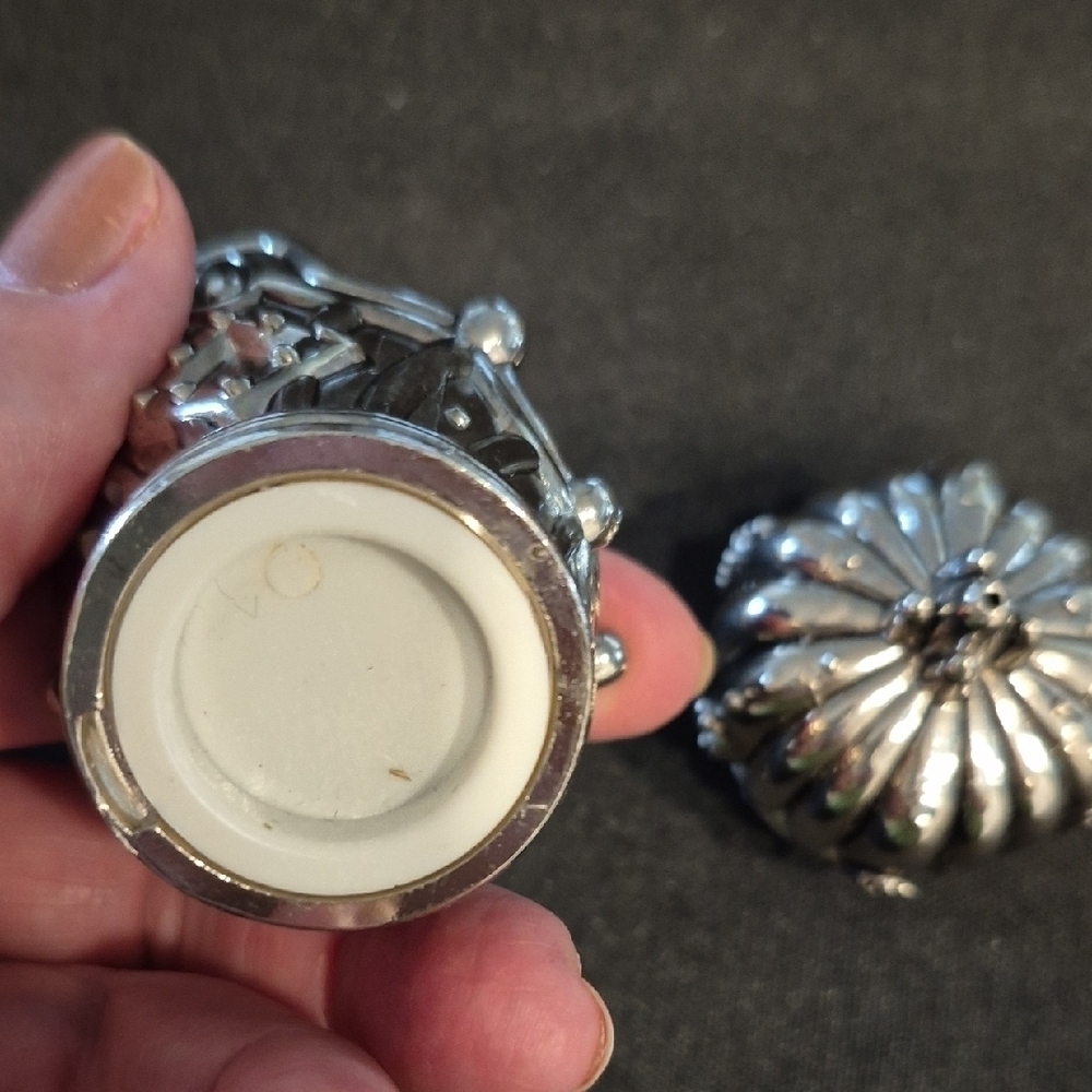 Towle Silver Plated Crown Salt And Pepper Shakers - Picture 6 of 11
